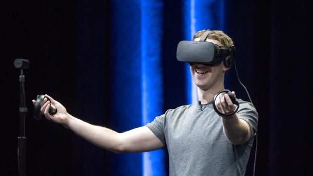 扎克伯格戴 VR 头盔